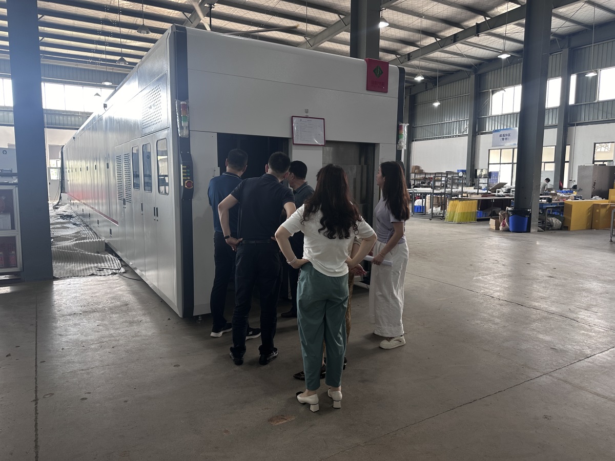 年產(chǎn)值20億級(jí)PCB巨頭到訪(fǎng)鑫金暉，考察塞孔絲印機(jī)和烘干隧道爐一體生產(chǎn)線(xiàn)